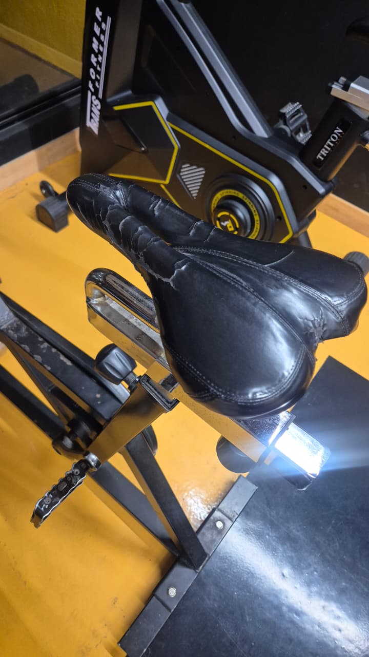 Tapicería para arreglo de asiento de bicicletas estáticas en mal estado - antes