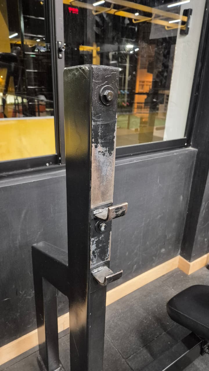 Pintura de estructuras metálicas en soporte de banco - antes