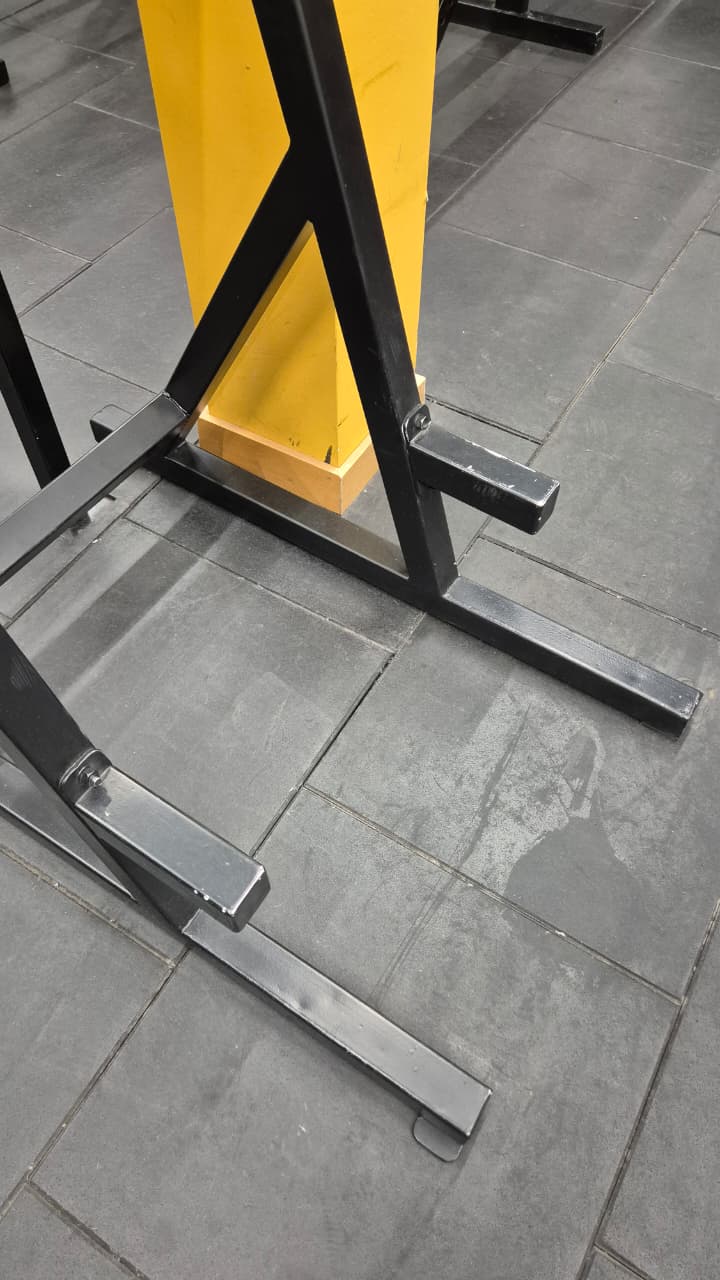 Colocación de soportes antideslizantes en estructura para fondos - antes