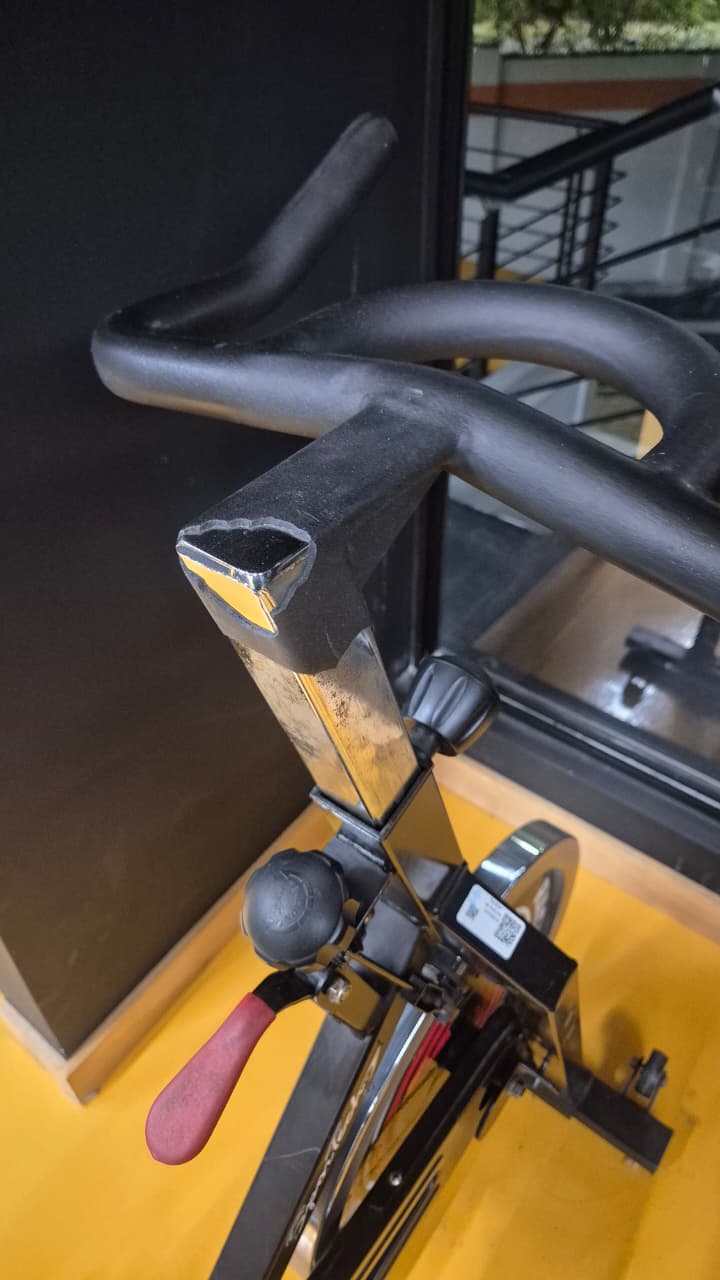 Arreglo de piezas estéticas rotas en manubrios de bicicletas estáticas - antes