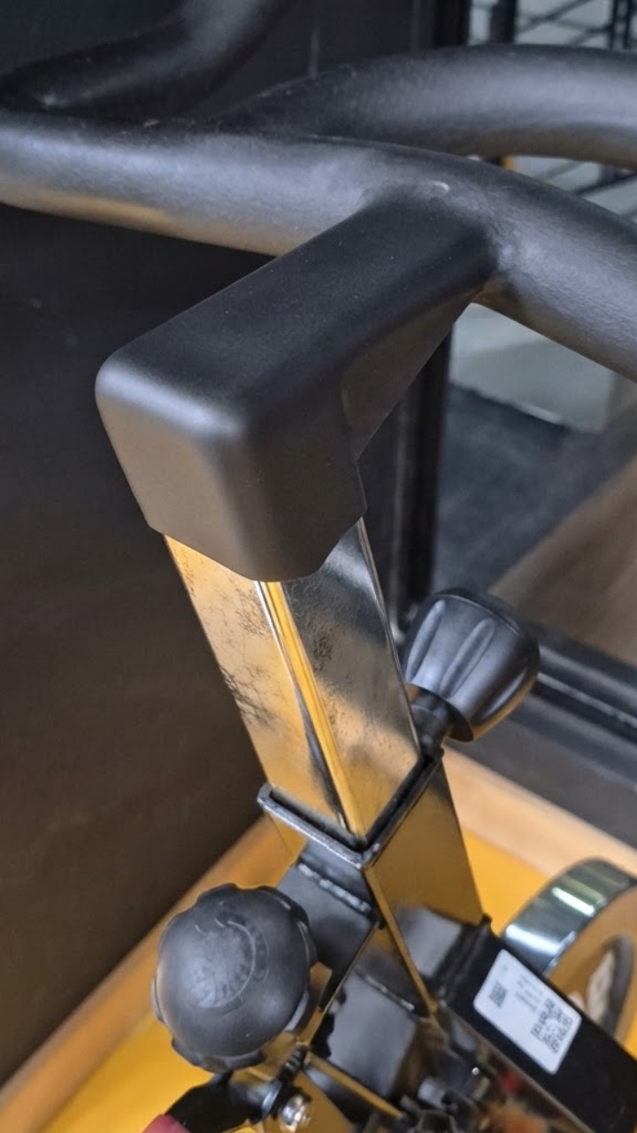 Arreglo de piezas estéticas rotas en manubrios de bicicletas estáticas - después
