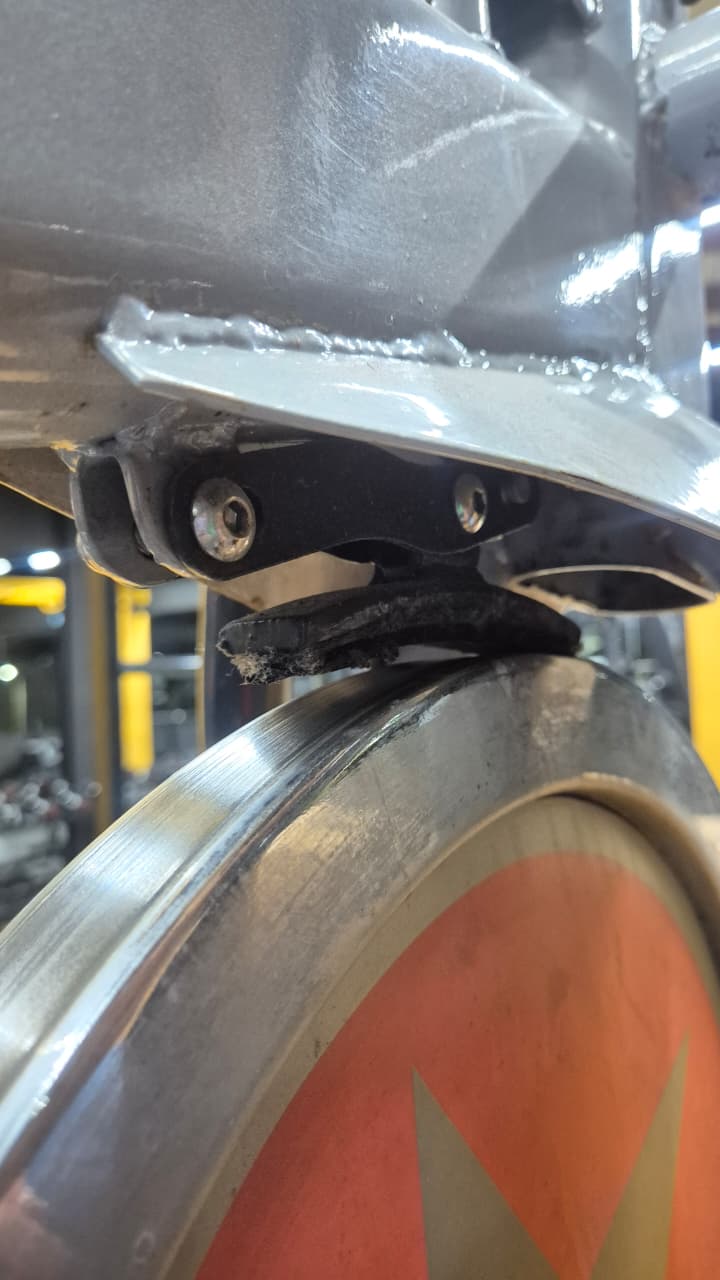 Reemplazo de pieza de frenos en bicicletas estáticas con freno desgastado - antes