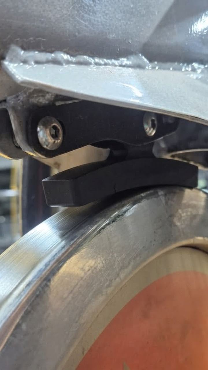 Reemplazo de pieza de frenos en bicicletas estáticas con freno desgastado - después